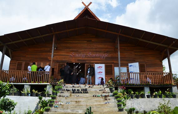 Saung Sarongge dibuat dari 17 jenis kayu yang endemik tumbuh di Sarongge