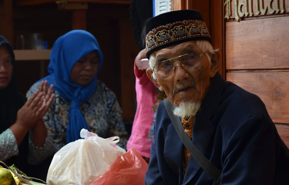 Salah satu tetua kampung ikut mendengarkan diskusi sembari menjual dagangannya