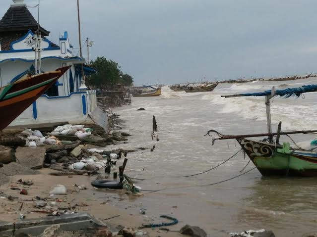 Ombak Besar Rusak Perkampungan Nelayan di Rembang