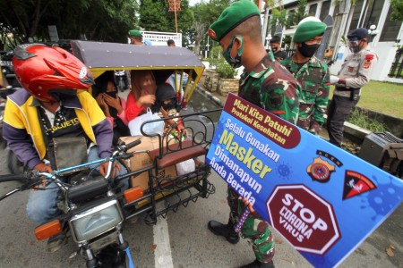 LaporCovid-19: Dominasi Peran Militer Tak Efektif Tangani Pandemi Covid-19