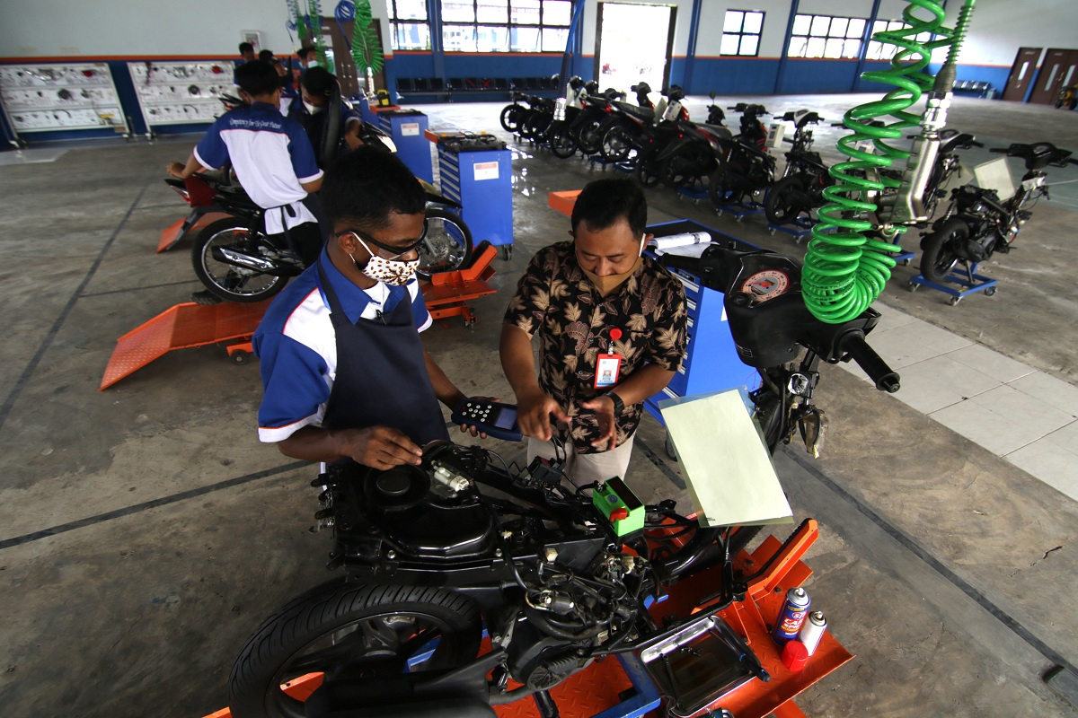 Tingkatkan Penyerapan Naker, Jokowi Dorong Industri Otomotif Bangkit