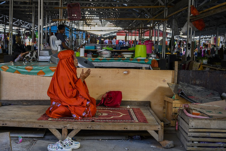 Masyarakat Bawah Dihantam Badai Covid-19