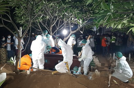 Positif  Covid-19, Bupati Situbondo Dimakamkan dengan Protokol Kesehatan 