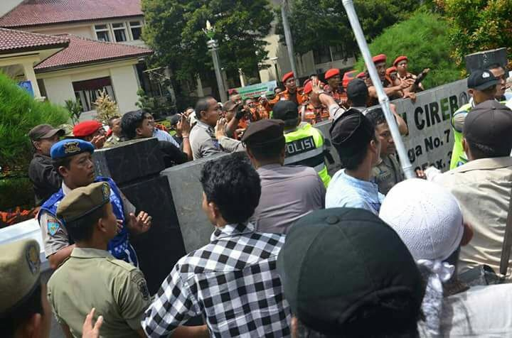 Ormas Berseragam Bubarkan Istigasah untuk Cirebon Bersih