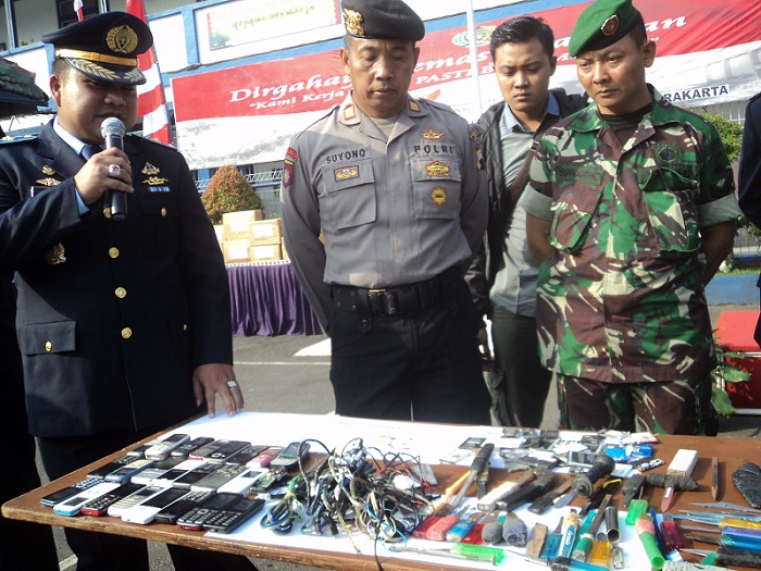 Penjara Solo Musnahkan Puluhan Pisau dan Telepon Selular Sitaan