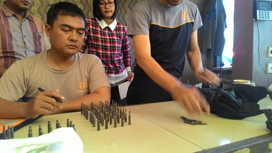 Pencari Ikan di Cisadane Temukan Ratusan Peluru Aktif 
