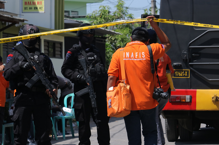 Lima Ledakan Terdengar saat Penggerebekan Manukan Surabaya