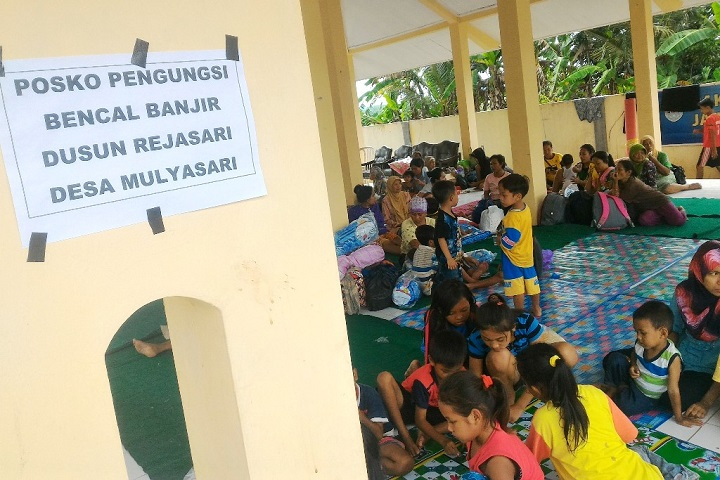 Tanggul Jebol, Ratusan Warga Mulyasari Cilacap Dievakuasi