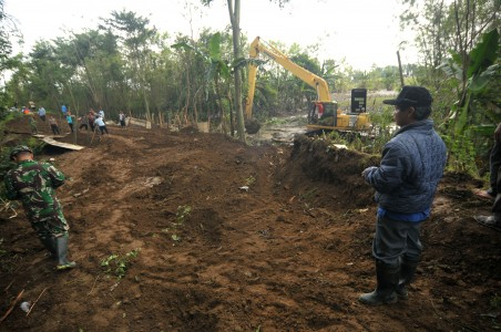 Banjir Surut, BPBD Brebes Perbaiki Tanggul Jebol