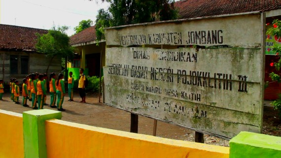 Menyusuri Sungai, Hutan dan Jalan Terjal Demi Pendidikan