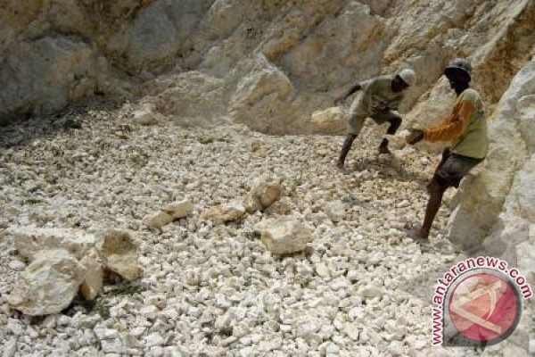 Aktivis Protes Holcim Eksploitasi Kapur Nusakambangan