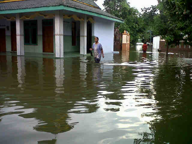 Tiga Hari Dikepung Banjir, Aktivitas Warga Jombang Lumpuh