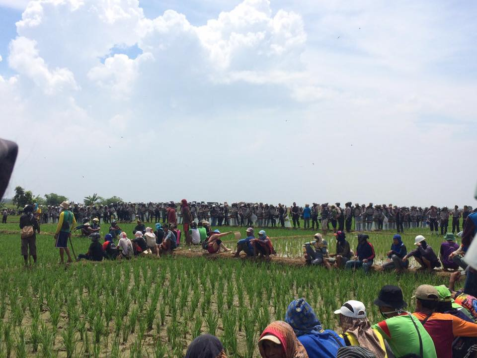 Ribuan Petani Hadang Pengukuran Lahan Bandara Kertajati, Polisi Tembakkan Gas Air Mata