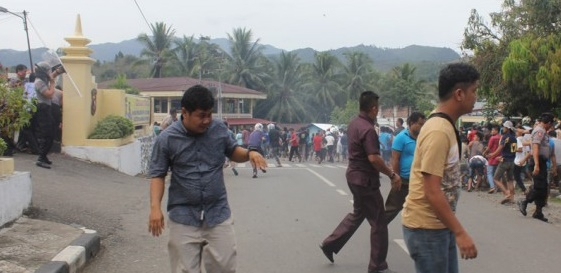 Razia Helm Makan Korban, Ratusan Warga Serang Polres Sijunjung