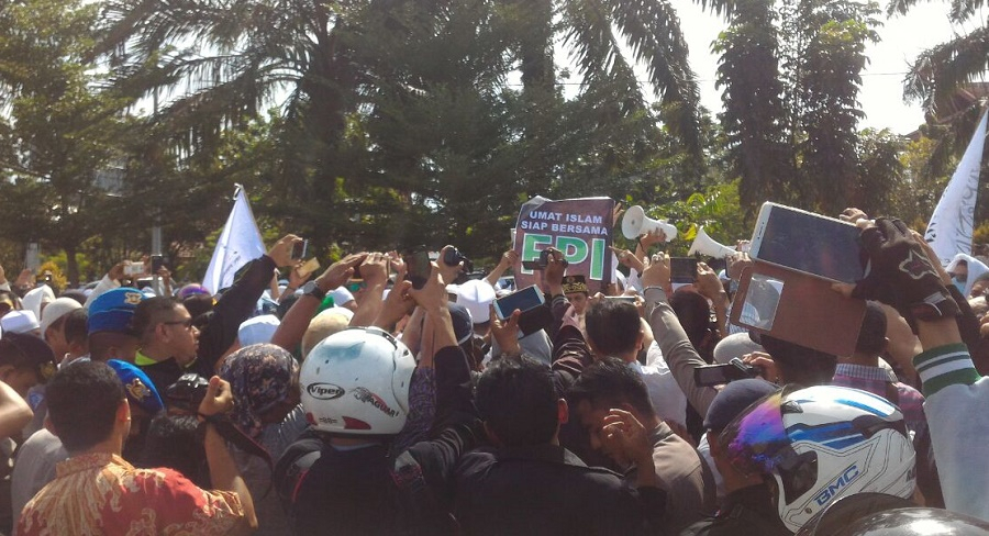 Ratusan Pendemo Desak Kapolda Kalbar Tangkap Pengusir Wasekjen MUI di Sintang