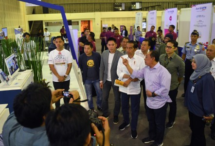 Jokowi Minta Anak Muda Bantu  Pasarkan Gorengan dan Nasi Uduk secara Daring
