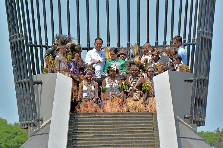 Pesan Jokowi Saat Meresmikan Monumen Kapsul Waktu di Papua