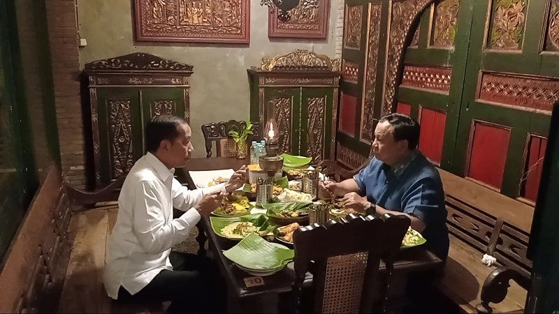Prabowo Makan Malam Bareng Jokowi di Solo, Bahas Pilkada?