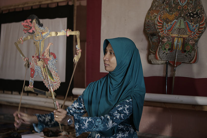 Puspita memiliki perlengkapan mendalang sederhana.