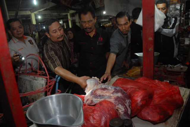 Razia Gabungan,Polisi Jombang Temukan Daging Sapi  Busuk dan Gelonggongan