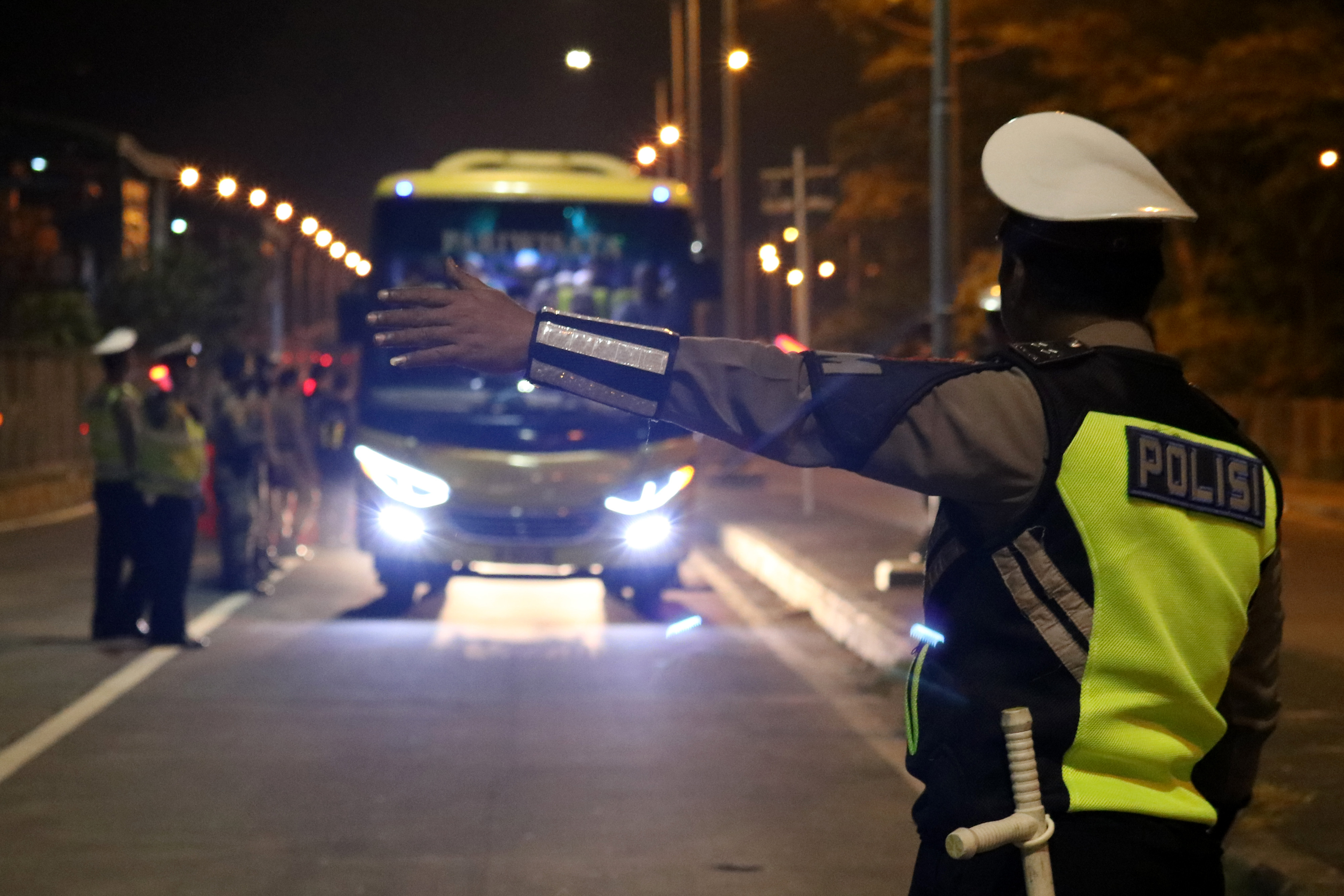 Polisi Tahan Pergerakan Massa Menuju Jakarta 