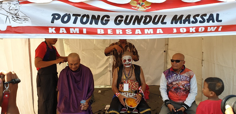 Puluhan Warga Solo Cukur Gundul Massal Sambut Pelantikan Jokowi-Ma'ruf Amin 