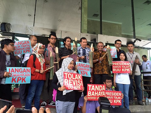 Pukul Kentongan, Aktivis dan KPK Tolak Revisi UU
