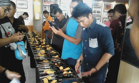 TNI Serahkan Ratusan Senjata Ilegal Pada Kepolisian Lampung