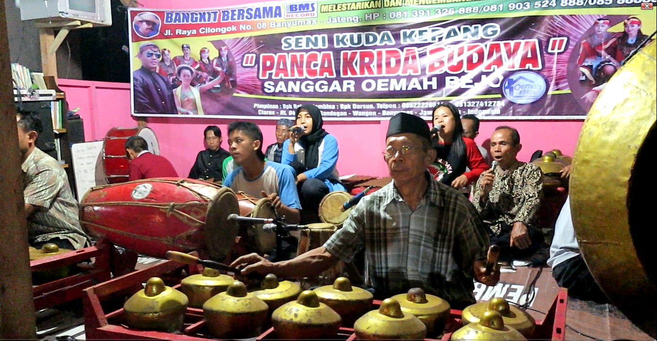 Bersiap memainkan iringan untuk penari kuda lumping.