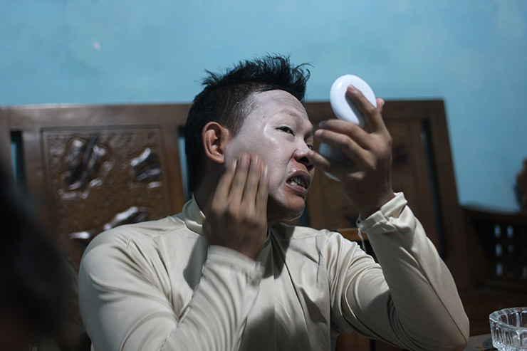 Anggota kelompok Panca Krida Budaya sedang bermake-up
