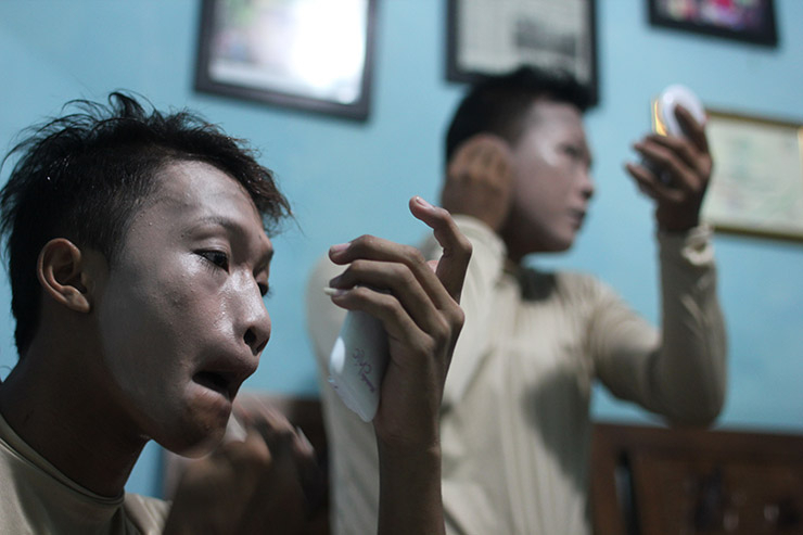 Para penari kuda lumping ini berusia belasan. 