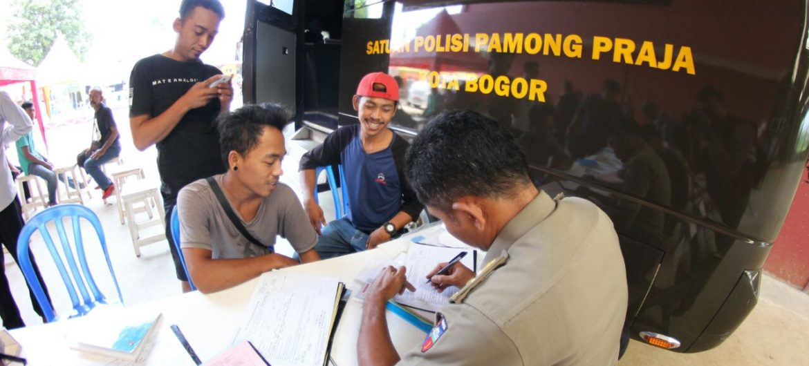 Mengecer Jurus Penegakan Perda KTR