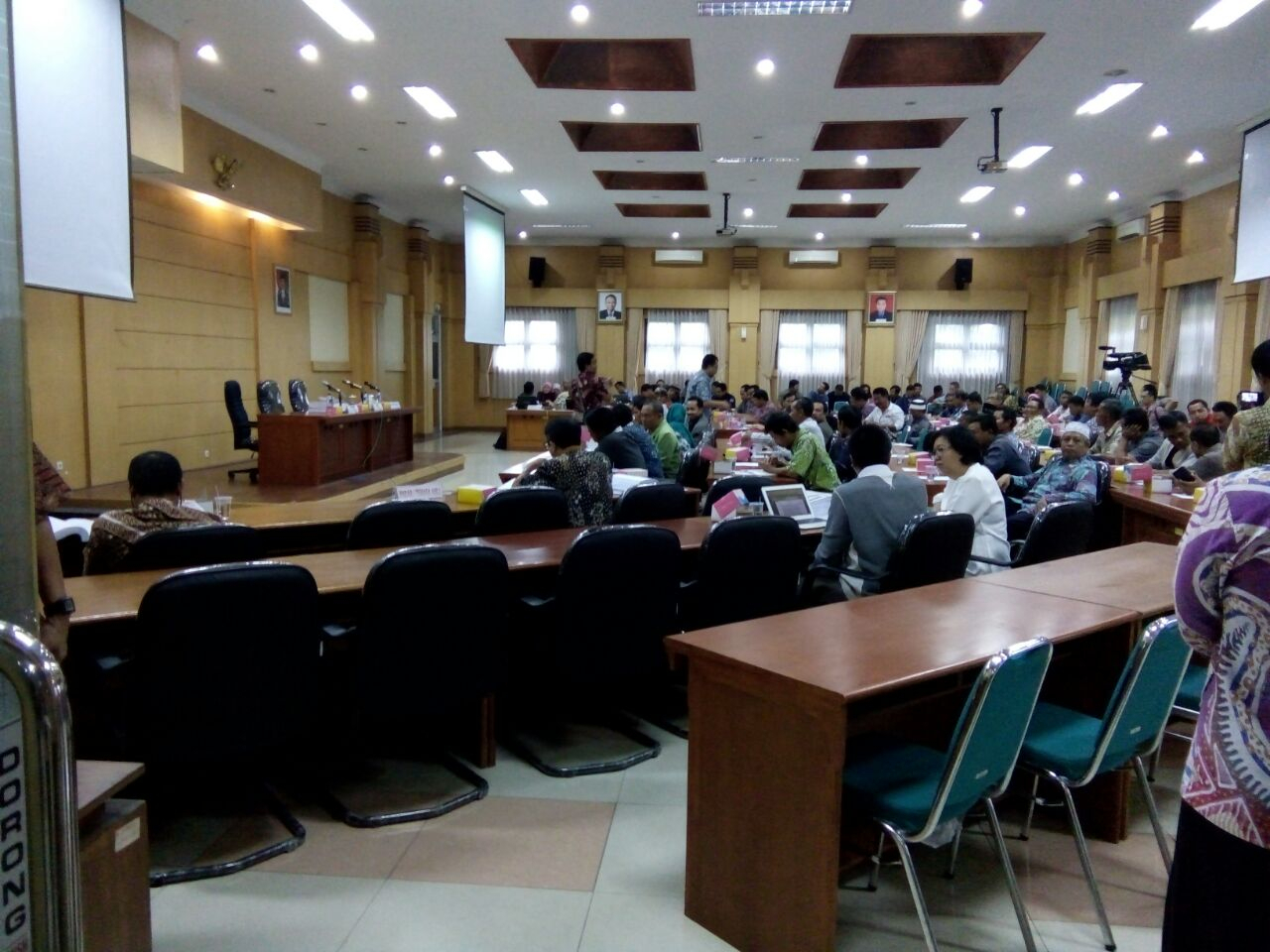 Tak Sesuai Putusan MA, Warga Penolak Tambang Semen Rembang Walk Out