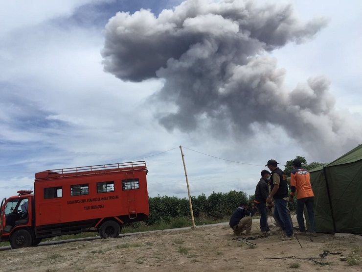 Gunung Sinabung Hari ini: Tiga Kali Meletus Disertai Guguran Lava