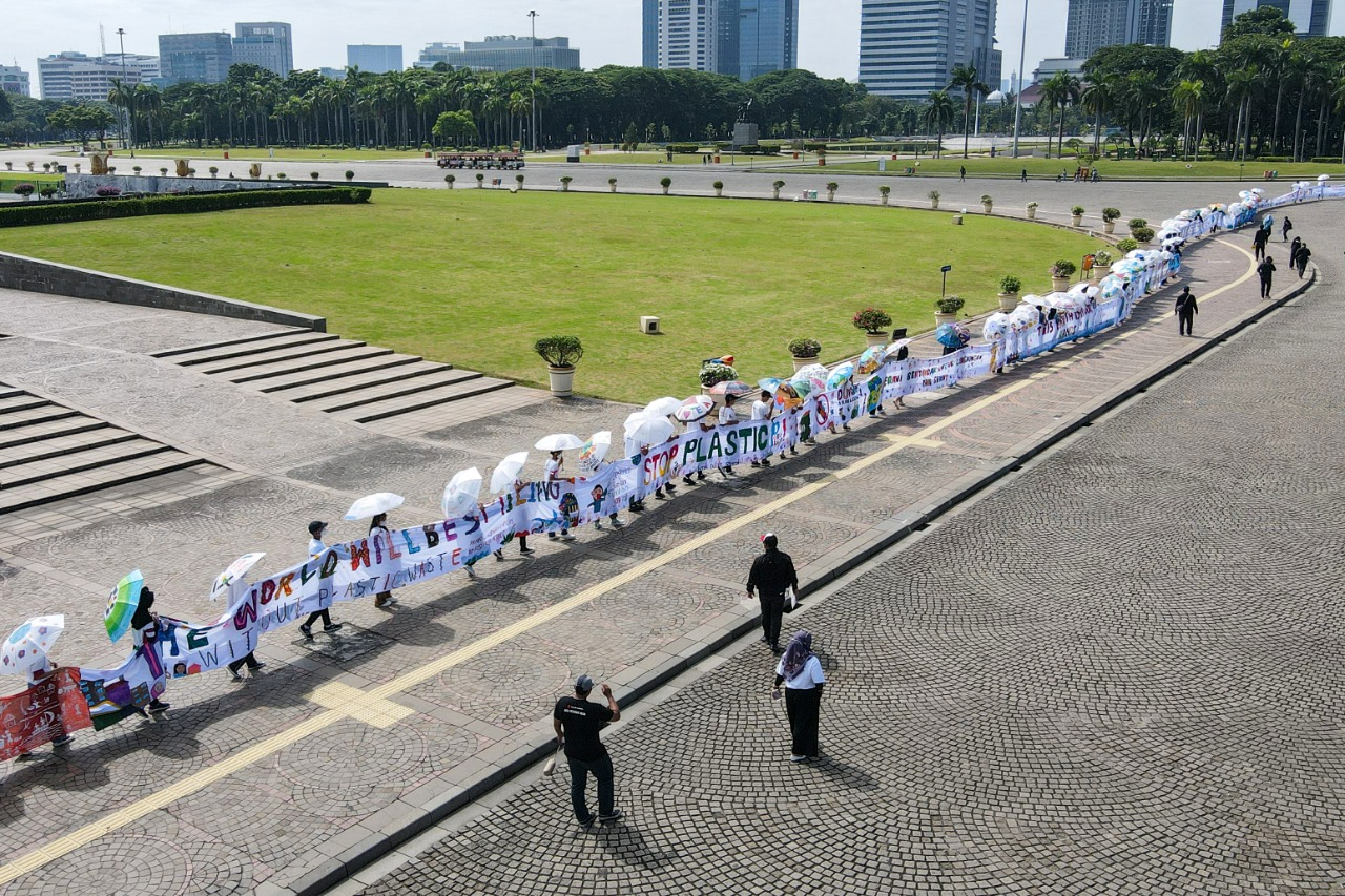 220 Meter Spanduk Suara Anak untuk Pemimpin Dunia di G20 Terpampang di Monas