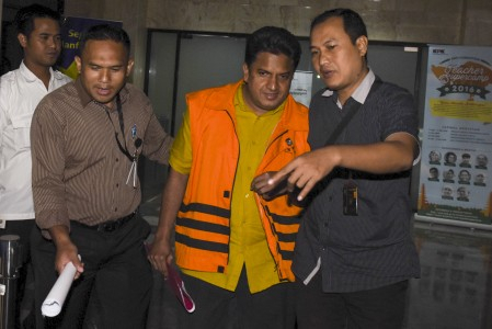 KPK Tahan Dua Tersangka Suap Pejabat Pajak