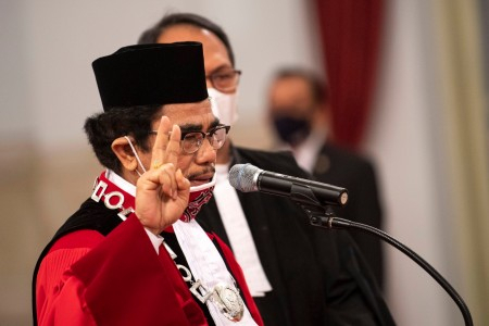 Presiden Lantik Kembali Manahan Sebagai Hakim Konstitusi
