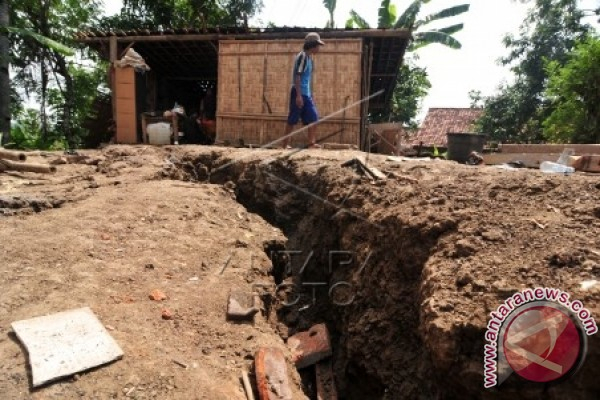 Tanah Retak di Sukabumi, Ratusan Rumah Rusak
