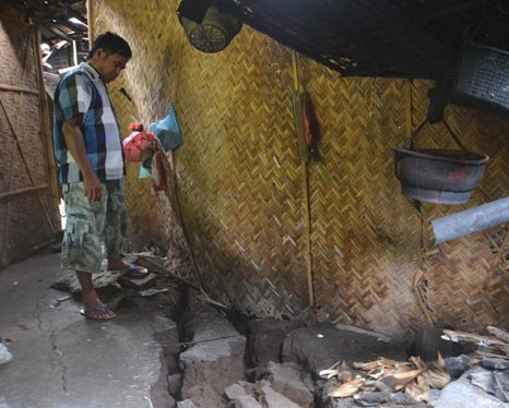 3 Keluarga di Banyumas Direlokasi Karena Tanah Retak