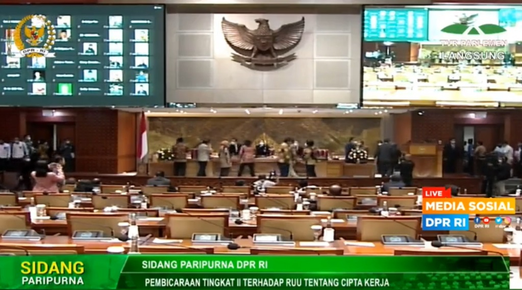 Paripurna DPR Sahkan Omnibus Law RUU Cipta Kerja, Demokrat Walk Out 