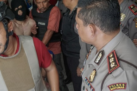 Polisi Geledah Rumah Penyerang Markas Polres Banyumas
