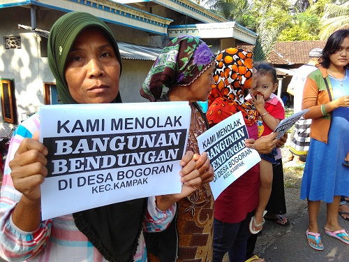 Warga Trenggalek Demo Tolak Pembangunan Bendungan