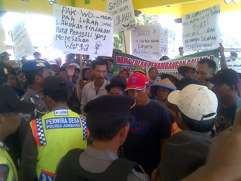 Ratusan Warga Jombang Demo Tolak Tambang Ilegal