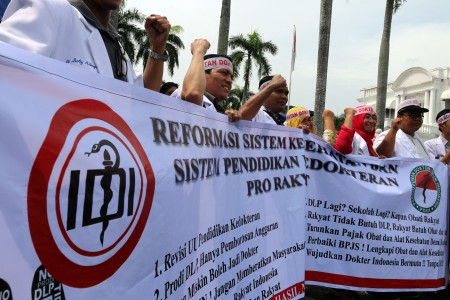 Hari Dokter Nasional, Ribuan Dokter Demo