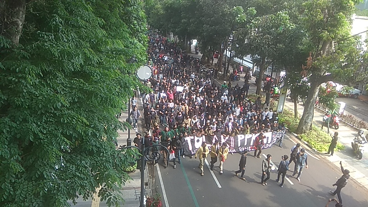 Demo Tolak PPKM Darurat, Pengunjuk Rasa di Bandung Bawa Bom Molotov