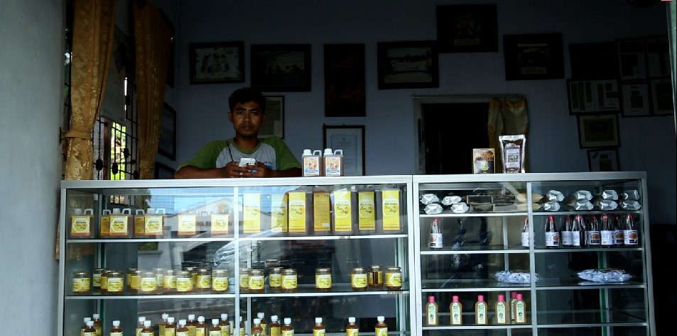 Walid bisa menjual hampir 2 ton madu per tahun. Satu botol berukuran 1,5 liter dibeli dengan harga R
