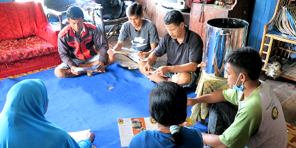 Jumlah anggota kelompok madu binaan Walid ada 40. Mereka inilah yang setiap kali panen memasok madu 