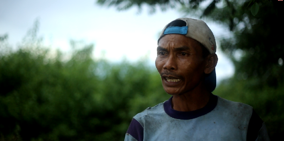 Hijid, petani madu binaan Walid juga menjual madu beserta sarangnya.