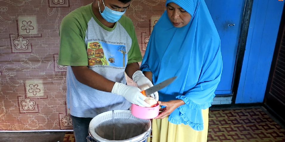 Proses pembuatan madu. Walid menekankan para petani agar menggunakan sarung tangan agar madu tidak t