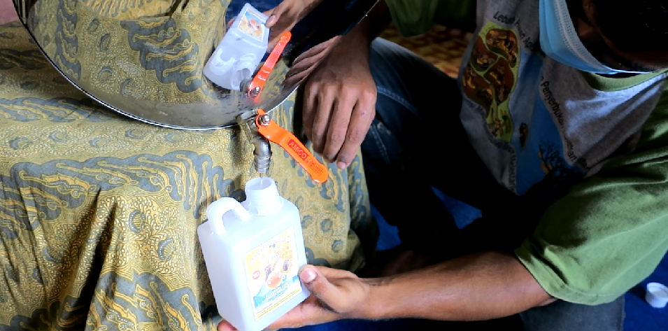 Setelahnya, madu dimasukkan dalam kemasan literan.